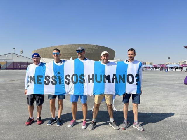 5名球迷穿连体衣服，写着：梅西，你是人类吗？