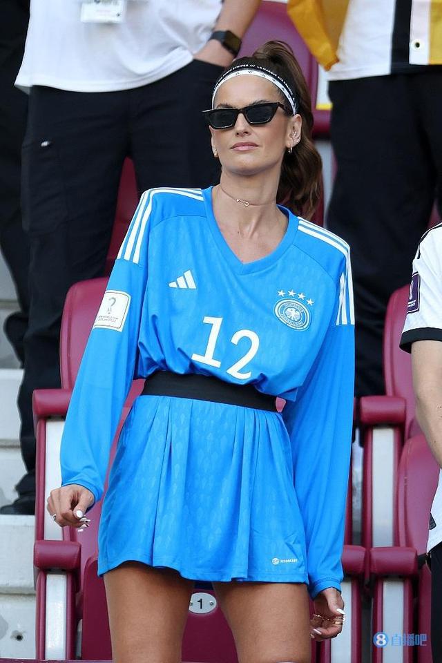 德国美丽的太太团观战，特拉普超模女友身着12号球衣