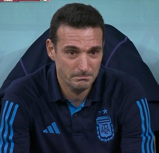 阿根廷进第2球后，斯卡洛尼热泪盈眶坐回替补席，又起身摔瓶庆祝-AG真人