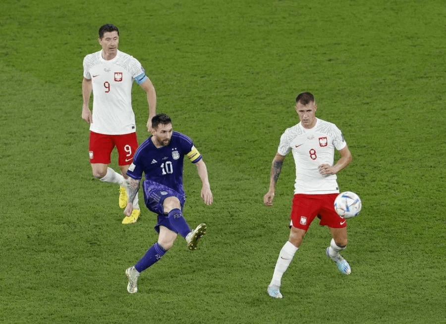 卡塔尔世界杯梅西莱万携手出线　波兰0比2不敌阿根廷