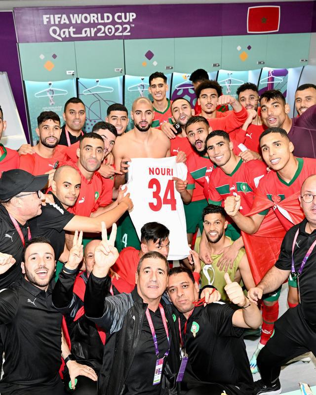 这就是足球！摩洛哥球员们在更衣室举起努里球衣，高喊努里